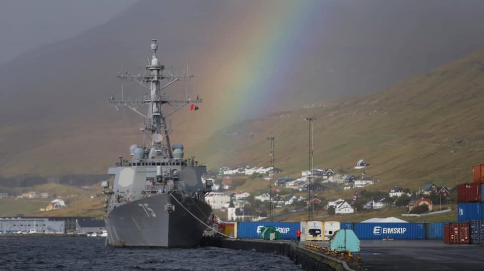 Det amerikanske krigsskib Donald Cook i den færøske havn Runavik i oktober 2019.