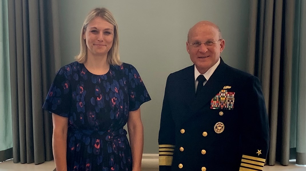 Admiral Mike Gilday (t.h.) fik under sit besøg i København lejlighed til at møde den danske forsvarsminister Trine Bramsen (t.v.).