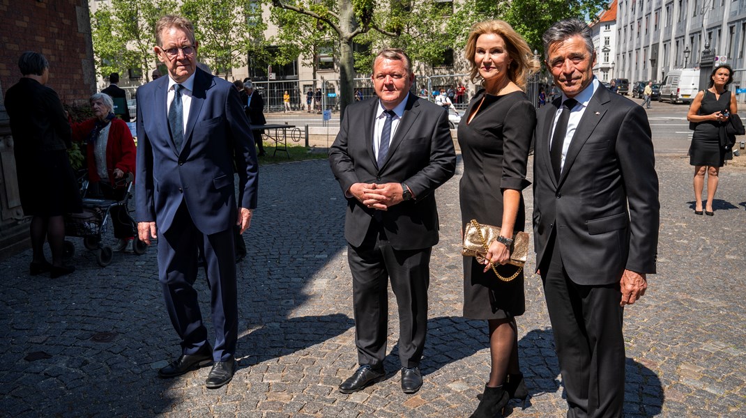 De fire tidligere statsministre Poul Nyrup Rasmussen, Lars Løkke Rasmussen, Helle Thorning-Schmidt og Anders Fogh Rasmussen var blandt gæsterne til bisættelsen.