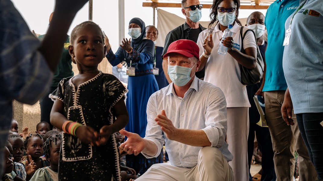 Minister for udviklingssamarbejde Flemming Møller Mortensen på besøg i en lejr med internt fordrevne i Kaya, der ligger nord for Burkina Fasos hovedstad, Ouagadougou.
