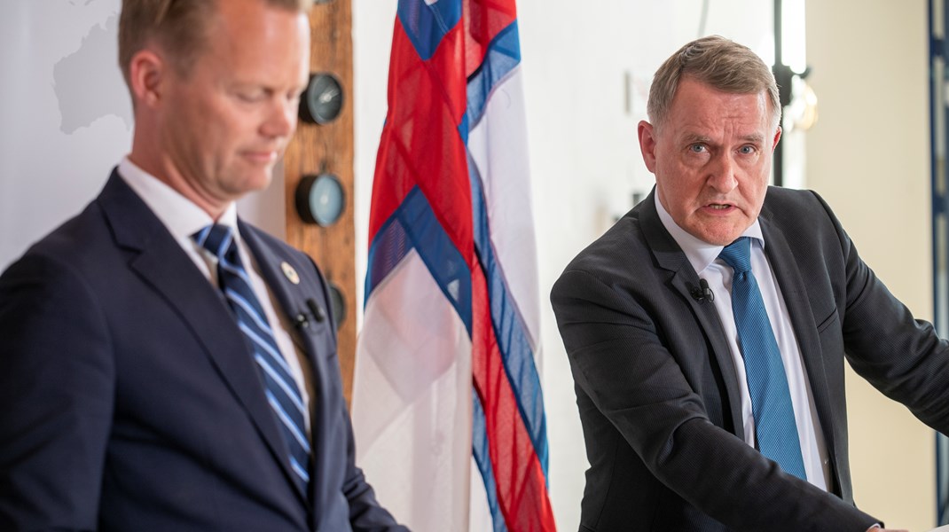 Den danske udenrigsminister Jeppe Kofod (S) og Færøernes udenrigsansvarlige Jenis av Rana.