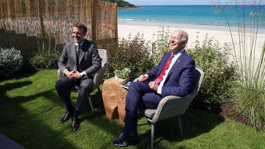 Højt humør ved stranden: Lederne fra Frankrig og USA, Emmanuel Macron og Joe Biden, forsikrede hinanden om styrket samarbejde, da de mødtes i Cornwall lørdag.