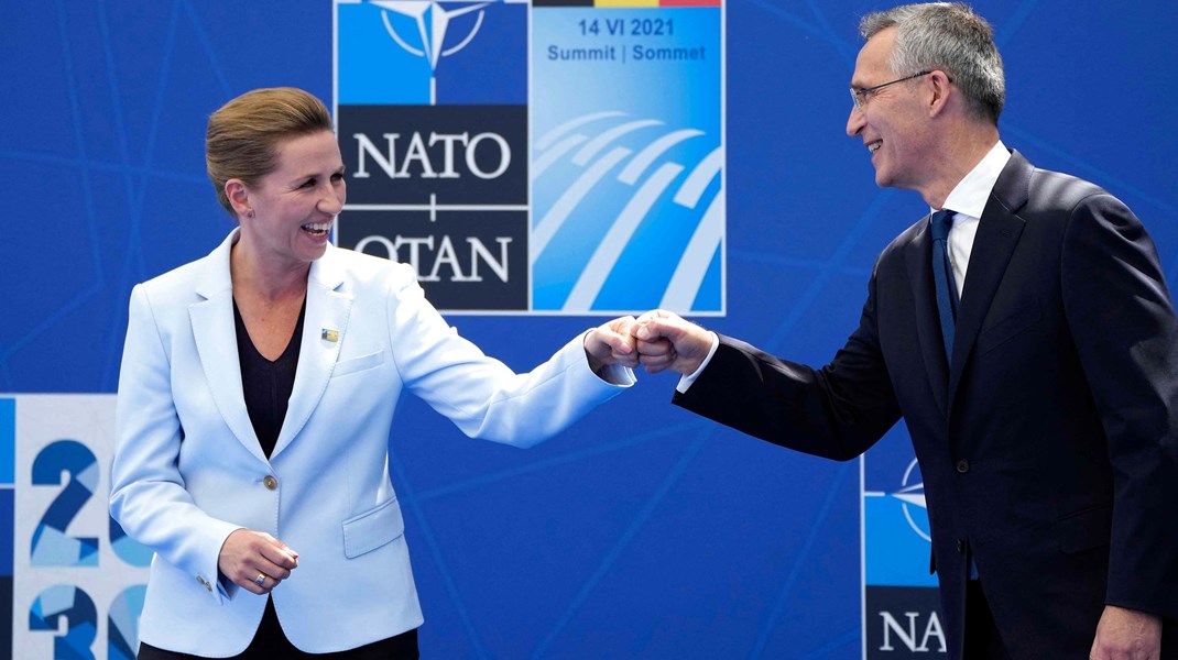 Danmarks statsminister Mette Frederiksen (t.v.) og Nato's generalsekretær Jens Stoltenberg (t.h.) hilser på hinanden ved topmødet i sidste uge.