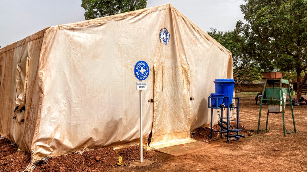 Et tomt telt, der bruges til at teste for covid-19, står i den orange jord ved CSPS, der er én af de største offentlige sundhedsklinikker i Burkina Fasos hovedstad, Ouagadougou.