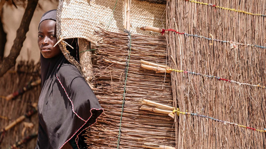 En ung kvinde i flygtningelejren i Kaya, der ligger nord for Burkina Fasos hovedstad, Ouagadougou.