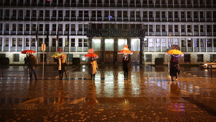 Sandra Bašić-Hrvatin protesterede juledag foran det slovenske parlament. Det fik hun og de øvrige fem demonstranter en bøde på 3.000 kroner for hver for at bryde coronarestriktioner.