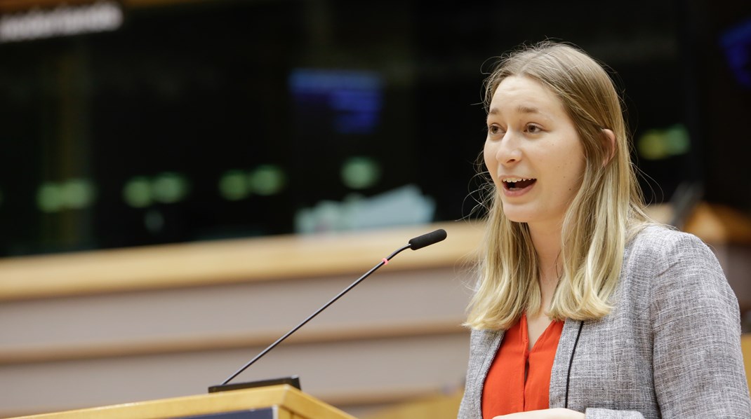 Kira Marie Peter-Hansen, det ene af SF's to medlemmer i Europa-Parlamentet, har fået svar på sit spørgsmål om danske partiers erhvervsklubber.