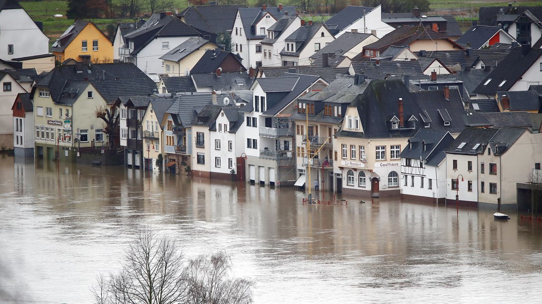 Oversvømmelserne i Nepal og Indien har været lige så tragiske som i Tyskland, men i de fleste ulande findes der ikke meget støtte at hente hos myndighederne, skriver Mattias Söderberg. Her&nbsp;Rhinen i Vallendar ved Koblenz, Tyskland.