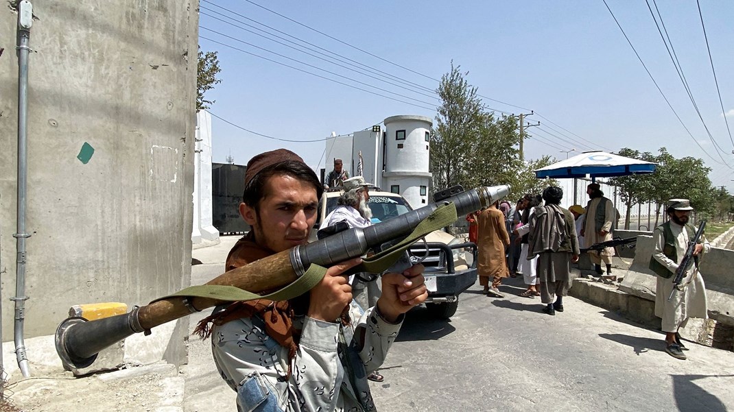 Taliban-kriger foran det afghanske indenrigsministerium i Kabul tirsdag.