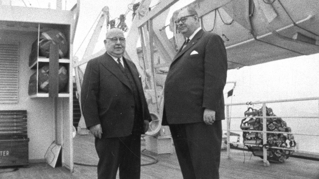 Den fhv. grønlandsminister Johannes Kjærbøl (tv) fotograferet ombord på skibet Hans Hedtoft inden jomfruturen. Til højre står hans efterfølger som grønlandsminister, Kai Lindberg. Da billedet blev taget, var Kjærbøl gået af som minister. 