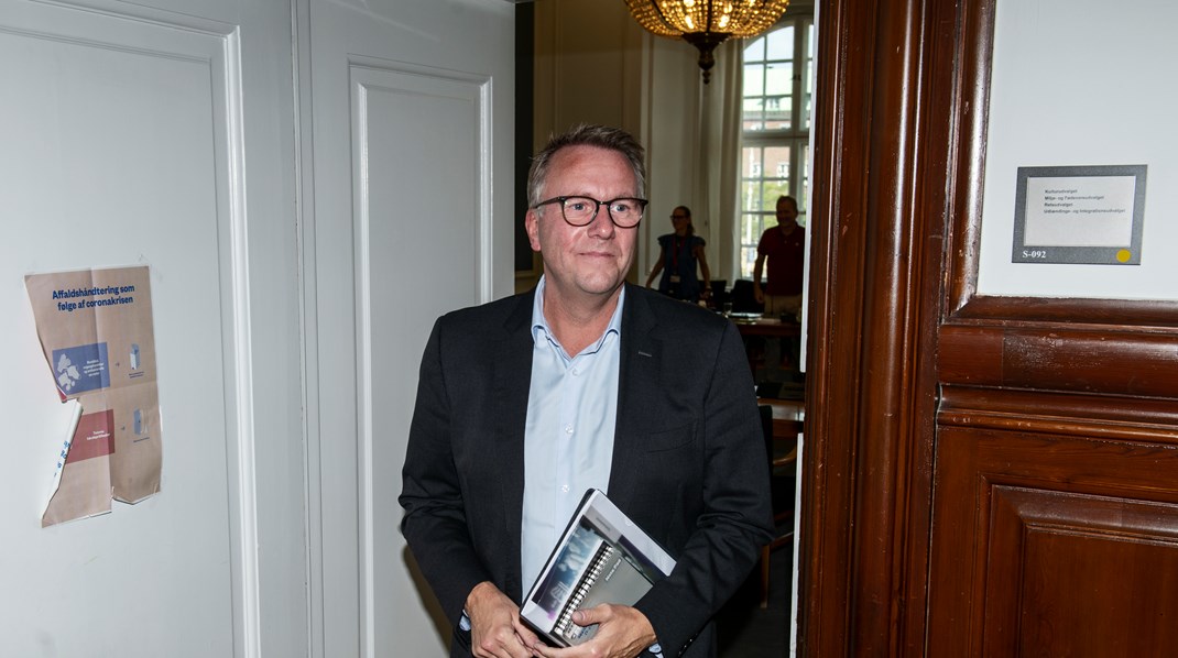 Skatteminister Morten Bødskov forlader torsdagens samråd om brug af embedsmænd i forbindelse med møder i Socialdemokratiets erhvervsklub.&nbsp;