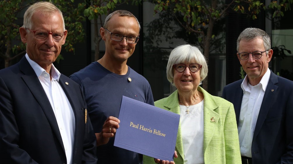 Mogens Folkmann Andersen (anden fra venstre) modtog Rotarys Paul Harris Fellow hæderspris for sit arbejde for en verden uden polio.