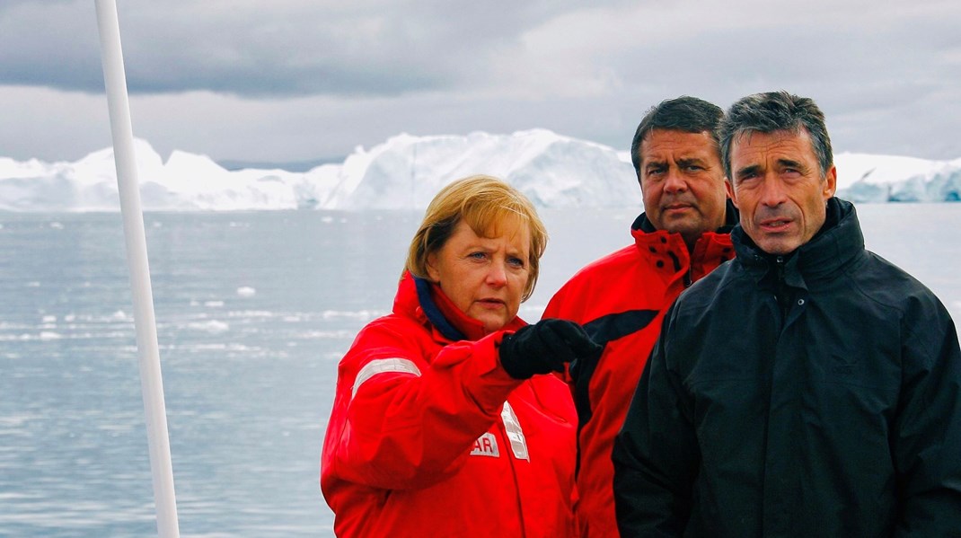 Anders Fogh fortæller i podcasten blandt andet om, hvordan kansler Merkel og Tysklands daværende miljøminister, Sigmar Gabriel, besøgte Grønland sammen med ham i 2007.