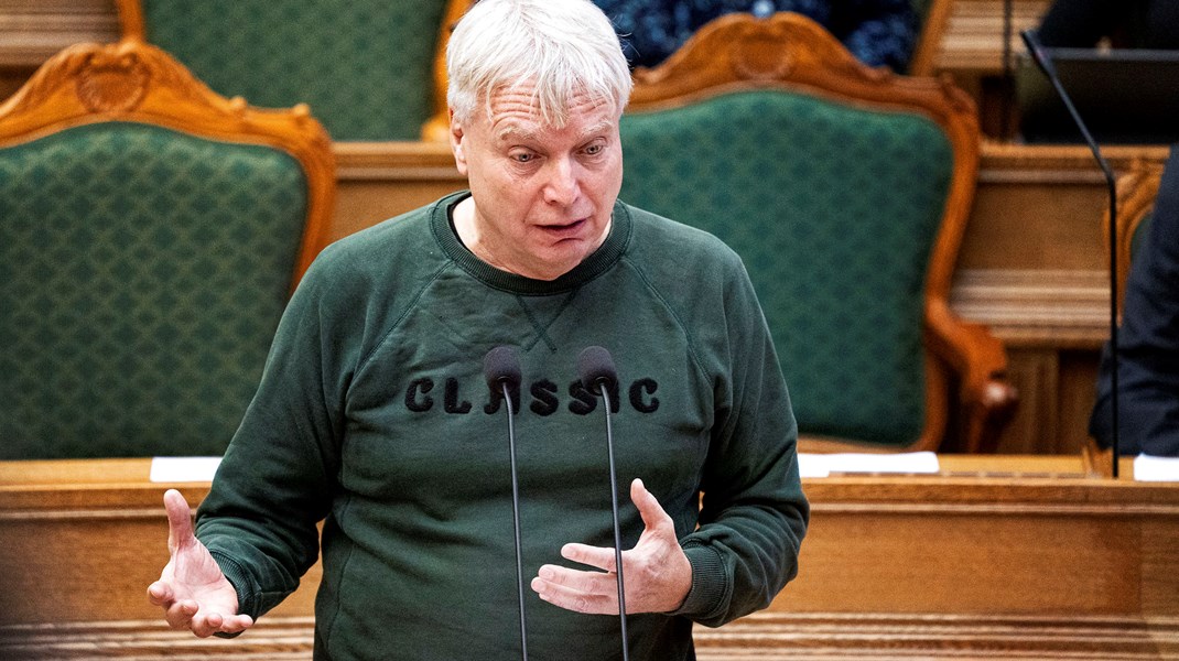 Ifølge Uffe Elbæk (FG) handler debatten om forskningsfrihed om, at de humanistiske og samfundsvidenskabelige uddannelser "signalerer alt for meget urbanitet, mangfoldighed, feminisme og magtkritik."