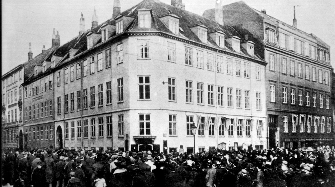 En stor folkemængde samlede sig foran Sjællandske Bondestands Sparekasse i Ny Vestergade, da det i 1908 kom frem, at Alberti havde brugt bankens formue på sit bedrageri.