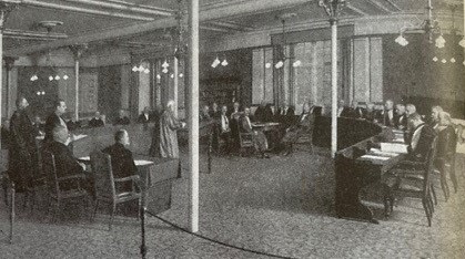 Første møde i den fjerde rigsretssag blev afholdt i Rigsdagens midlertidige lokaler i Fredericiagade, eftersom Christiansborg var brændt i 1884. I forgrunden ses de to tiltalte, venstrepolitikerne I.C. Christensen og Sigurd Berg.