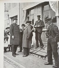 Alberti under valgkamp i 1906 omgivet af vælgere og børn. Hans statur betød, at mange var bange for at lægge sig ud med ham