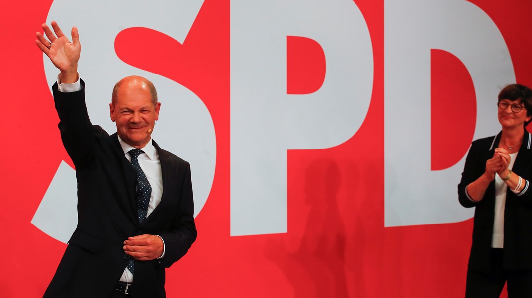 De tyske socialdemokraternes kanslerkandidat Olaf Scholz fejrer fremgang ved parlamentsvalget, men det er langt fra sikkert, at den øgede tilslutning giver nøglerne til kanslerkontoret.