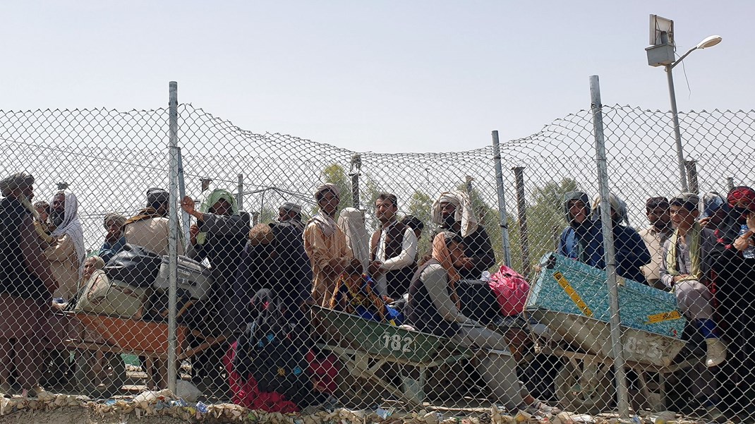 Afghanske flygtninge venter i september ved den pakistanske-afghanske grænse.