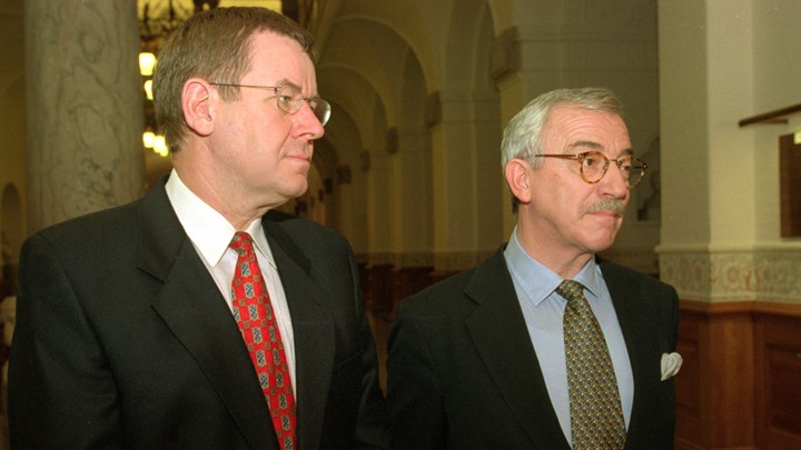 De to kandidater til statsministerposten venter på resultatet ved valget i 1998. (Arkivfoto)