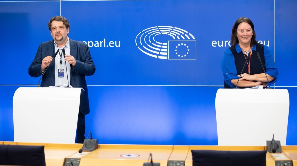 Tyske Dennis Radtke (CDU) og hollandske Agnes Jongerius (S&amp;D) har stået for at forhandle EU-Parlamentets holdning til EU-Kommissionens forslag om mindsteløn. Det blev stemt igennem i parlamentets beskæftigelsesudvalg torsdag.&nbsp;