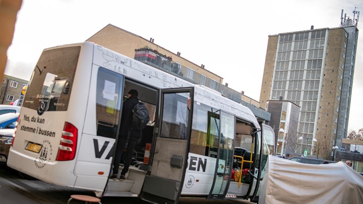 I hele ugen før valget har Københavns Kommune kørt rundt med valgbussen, hvori der er mulighed for at brevstemme. Fredag den 12. slog den ruten forbi Tingbjerg.