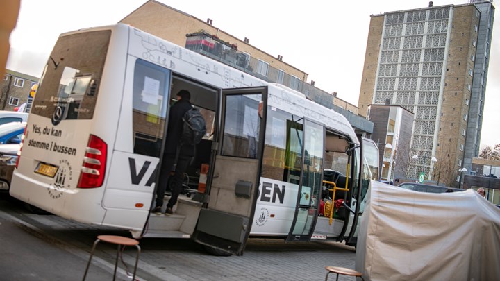 Valgbussen kører rundt i de københavnske kvarterer, hvor stemmeprocenten er lav.