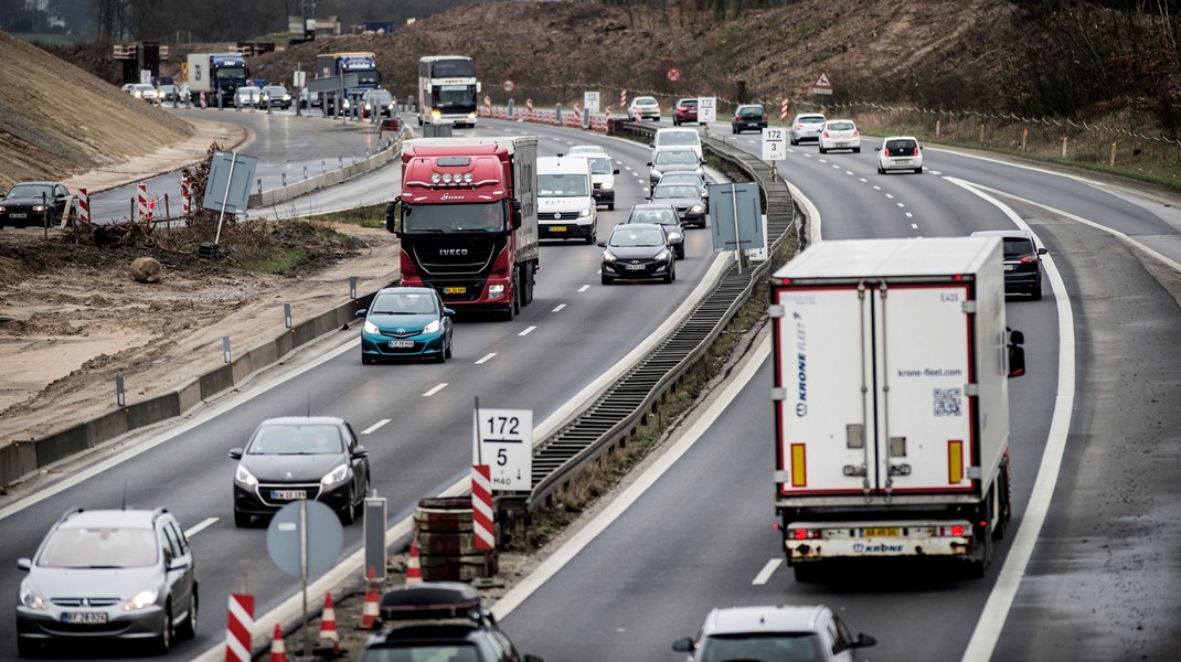 Alle ved, at nye og bredere
veje skaber mere biltrafik. Så længe langt hovedparten af de kørte
kilometer er med emissionskøretøjer, er det ikke fornuftigt at udbygge
vejinfrastrukturen nu, skriver Susanne Krawack.