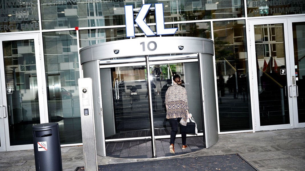 Det vækker alvorlig bekymring hos os som borgere, når KL påvirker både den lovgivende, udøvende og dømmende magt, til skade for borgernes retssikkerhed. Det skriver Monica Lylloff fra
#enmillionstemmer, Simon Toftgaard Jespersen fra Muskelsvindfonden og Susanne
Olsen fra Dansk Handicap Forbund.