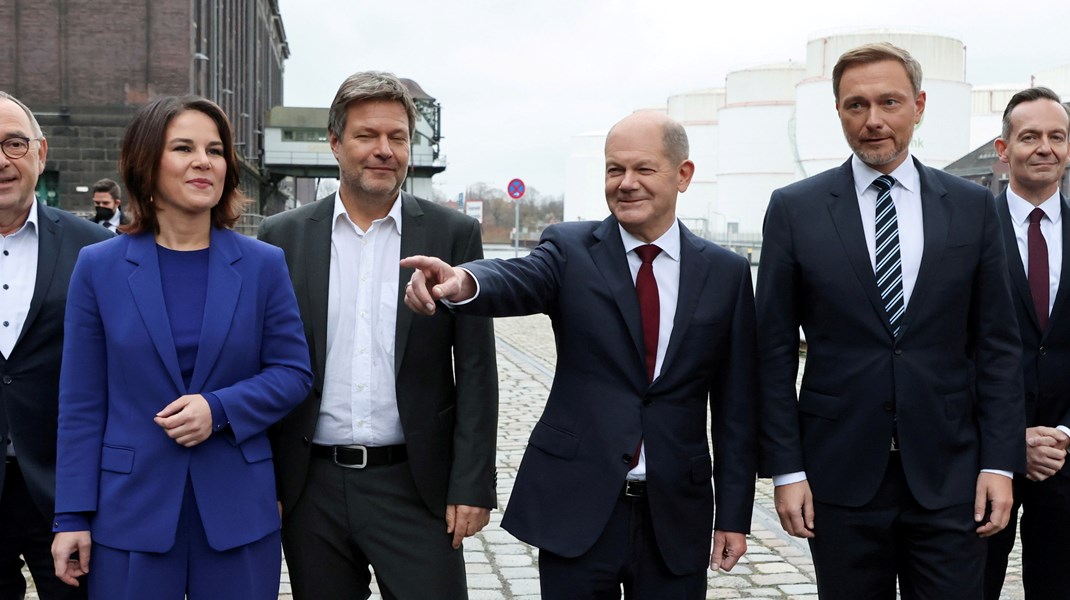 Toppolitikerne i den nye regering. Til venstre Annalena Baerbock og Robert Habeck fra De Grønne, i midten Olaf Scholz fra SPD og til højre Christian Lindner fra FDP.