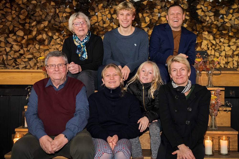 Også Jakob Nielsens familie (se faktaboks) var med til receptionen onsdag. Her er fødselaren fotograferet sammen med sine forældre, tre børn og hustru, Charlotte Harder. 