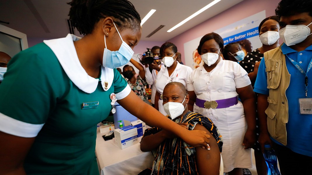 I forbindelse med en vaccinationskampagne modtager lederen af det ghanesiske sundhedsvæsen, Patrick Kuma-Aboagye, et stik mod coronavirus.