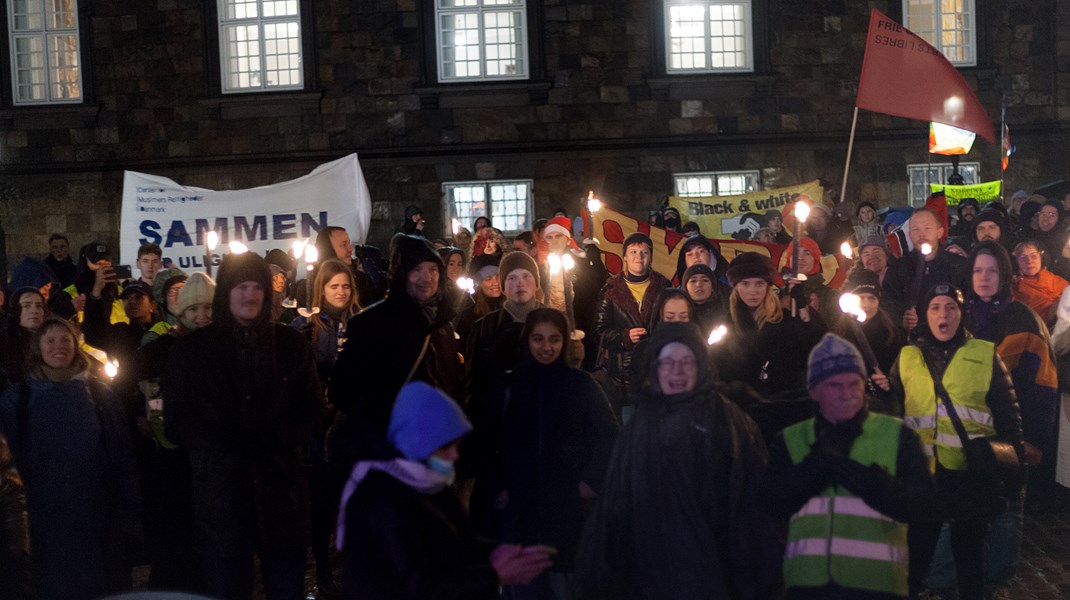 Omkring 500 mennesker er samlet for at demonstrere mod ghettoloven 1.&nbsp; december på Christiansborg Slotsplads. På bannere står der: "Vi elsker Mjølnerparken", "Sammen mod ulighed i loven".