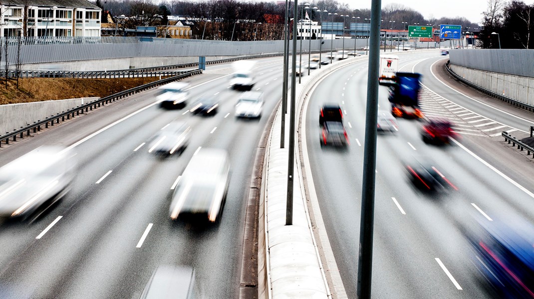 Trafikken på vejene vil stige betydeligt frem mod 2030, samtidig med at transporten skal bidrage til det danske 70-procentsmål. En vigtig del af løsningen bliver elbiler, skriver&nbsp;Jacob Stahl Otte.