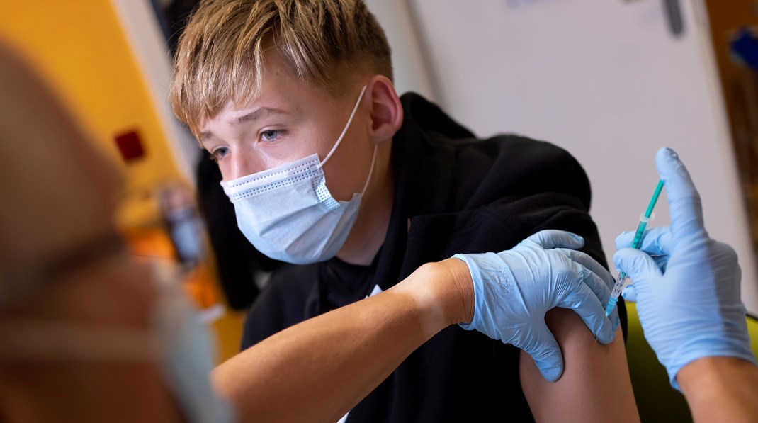 Drengen på billedet modtager en corona-vaccine. Debatten om, hvem der skal vaccineres med HPV-vaccinen, har stået i skyggen af den globale pandemi. (Arkivfoto)