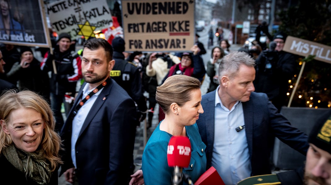 En besynderlig opvisning af frustrerede minkavlere, Men In Black-repræsentanter og vaccinemodstandere protesterede mod statsministeren, som gik ind til en seks timers afhøring i Minkkommissionen, skriver Lisbeth Knudsen.
&nbsp;