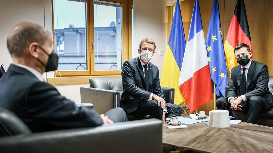 Den ukrainske præsident,&nbsp;Volodymyr Zelenskij (til højre) holdt et særskilt møde med Frankrigs præsident, Emmanuel Macron (i midten) og Tysklands nye forbundskansler, Olaf Scholz.&nbsp;