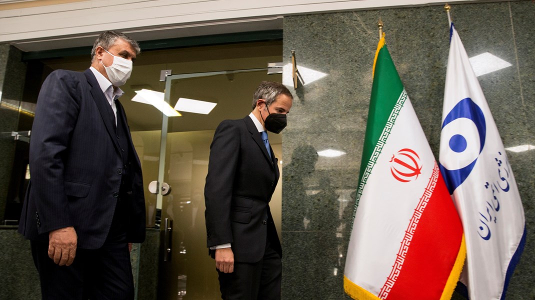 Det Internationale Atomenergiagenturs generaldirektør, Rafael Grossi (til højre), har udtalt, at agenturet har "et uklart billede af Irans nukleare kapacitet".