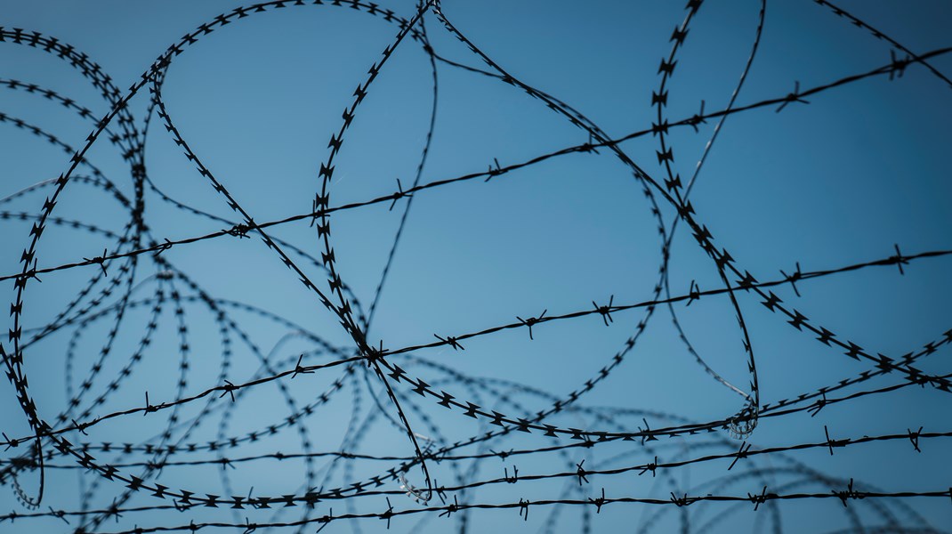 Ved Europas ydre grænser bliver flygtningene presset frem af våbenmagt, ser ind i pigtråd og soldater.