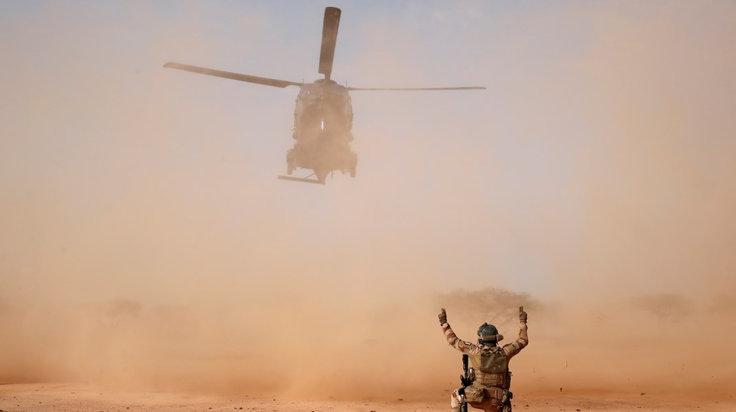 En Caiman helikopter lander på en militærbase, som en del af Operation Barkhane, som Danmark, siden januar, bistår Frankrig i.&nbsp;