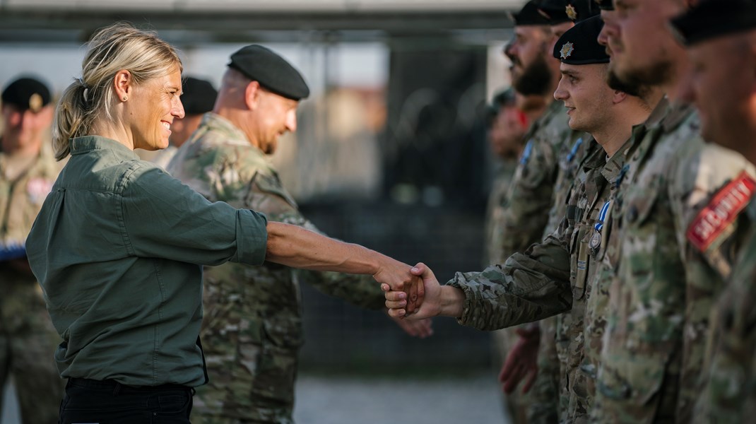 Forsvarsminister Trine Bramsen (S) overrækker medaljer til danske soldater, som tak for deres indsats i Kosovo.&nbsp;
