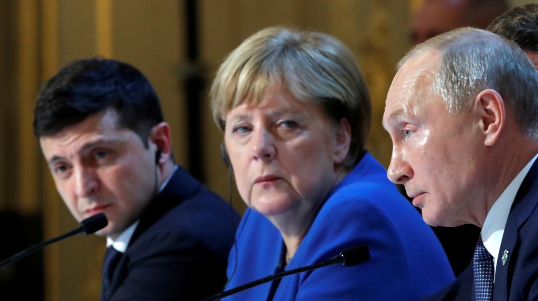 Den ukrainske præsident, Volodymyr Zelensky og den russiske præsident, Vladimir Putin, ved en konference i Paris i 2019. I midten ses den tidligere tyske kansler, Angela Merkel.