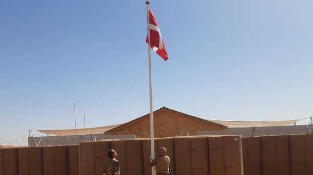 Dannebrog hejses over den danske lejr&nbsp;Camp Peppe i byen Ménaka i Mali.