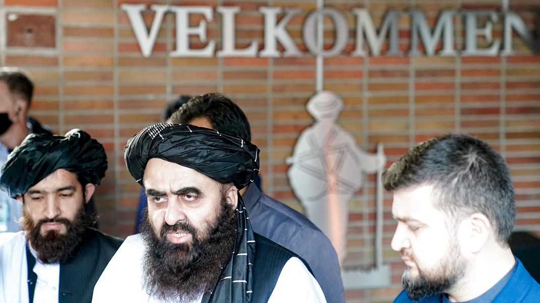 Både regeringen og Venstre har kritiseret Talibans besøg i Norge. Men skiftende danske regeringer har ellers sjældent haft forbehold for at mødes med totalitære regimer, hvis pengepungen til gengæld blev fyldt godt op, skriver Tarek Hussein. 