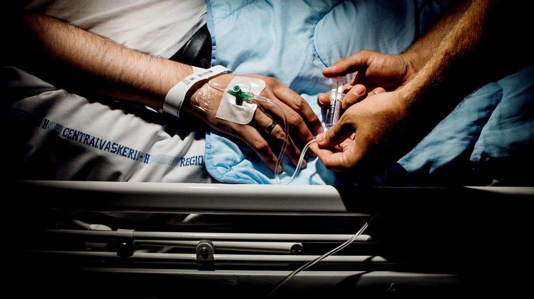Et studie viser, at et øget arbejdspres blandt engelske alment praktiserende læger fører til, at de i højere grad udskriver bredspektret antibiotika fremfor smalspektret antibiotika, skriver fire sundhedsøkonomer.