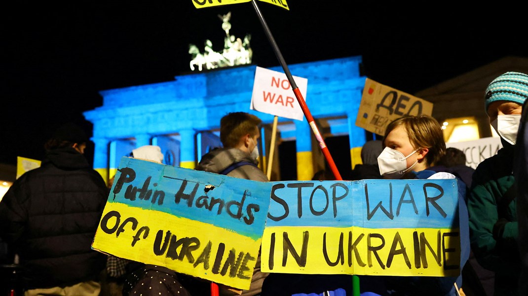 Demonstrationer i Berlin torsdag aften mod russernes invasion i Ukraine. Samtidig modsatte den tyske kansler sig i Bruxelles&nbsp;at udelukke russerne fra det internationale pengeoverførselssystem, SWIFT.