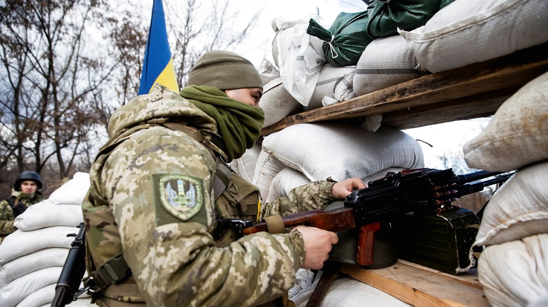 3,7 milliarder kroner vil EU bruge på at bevæbne ukrainsk militær. Det er første gang, EU så direkte blander sig i en væbnet konflikt.