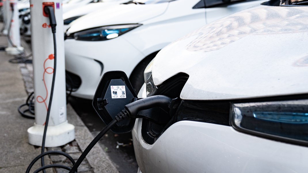 Enhver produceret bil uanset drivmiddel bidrager til CO2-udslip. Til produktion af en elbil indgår en energimængde, der overstiger den, som kræves ved fremstillingen af en fossilbil i tilsvarende størrelse, skriver Rådet for Bæredygtig Trafik.