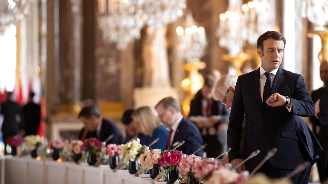 Det er på tide, at Europa forsvarer sig selv, siger Emmanuel Macron på slottet i Versailles.