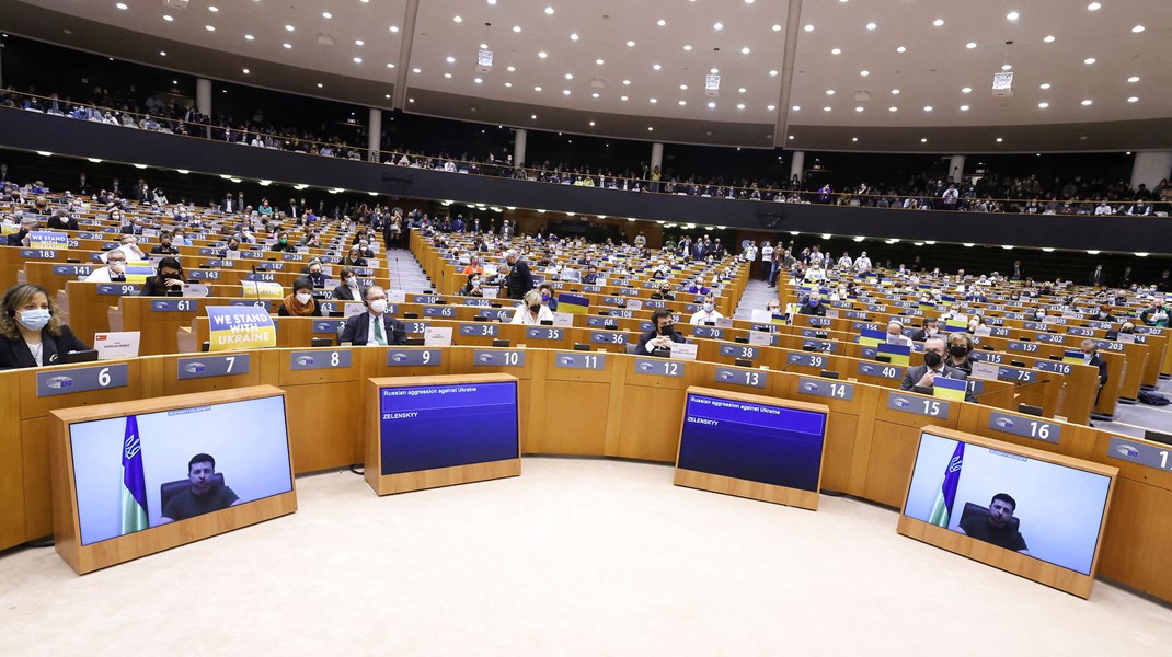 Da Ukraines præsident, Volodymyr Zelenskyj, havde holdt video-tale for medlemmerne af Europa-Parlamentet 1. marts, vedtog de en resolution med støtte til ukrainernes EU-kandidatur.&nbsp;